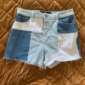 Hollister Ultra High Rise Mom Jean Short 3” Size 9. W29